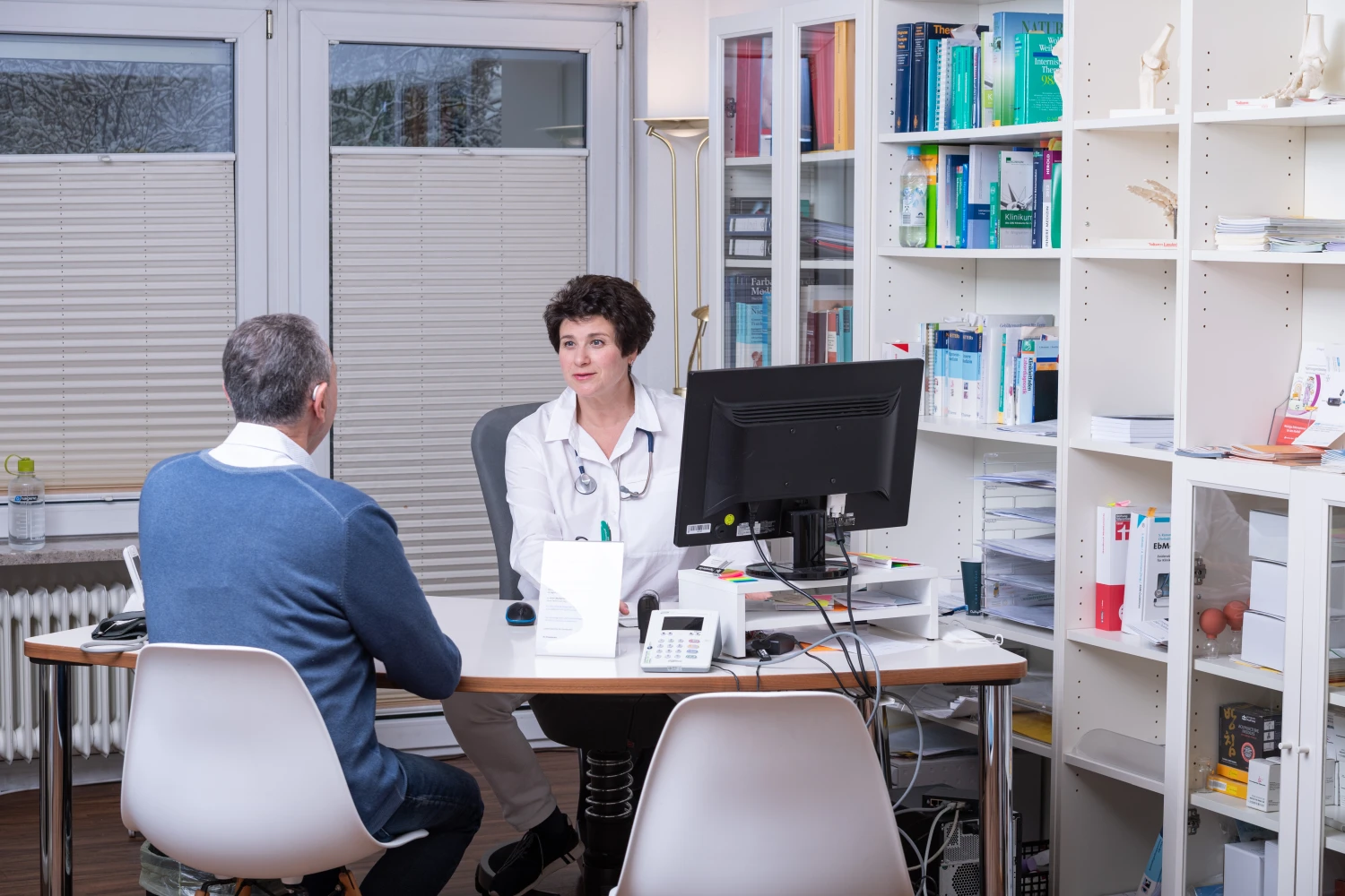 Bella Landa Fachärztin Allgemeinmedizin untersucht Patientin